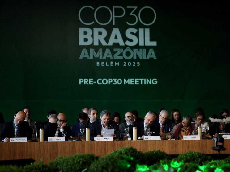 I ministri brasiliani riuniti intorno a un tavolo discutono in vista della Conferenza di Belém