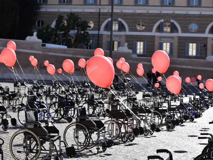 «Non mi uccidere»: in piazza del Popolo 200 sedie a rotelle vuote