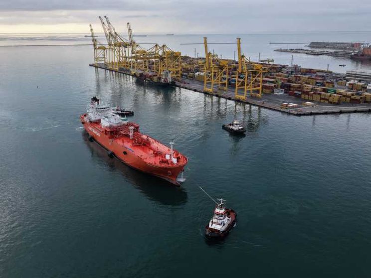 Il primo rifornimento di gas liquido per una nave in Italia