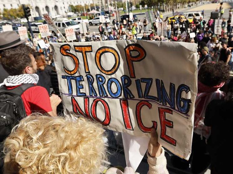 Le proteste a San Francisco, una delle città “santuario” per i migranti, contro l’Ice: gli agenti federali hanno compiuto numerosi arresti di stranieri anche nel resto della California / Ansa