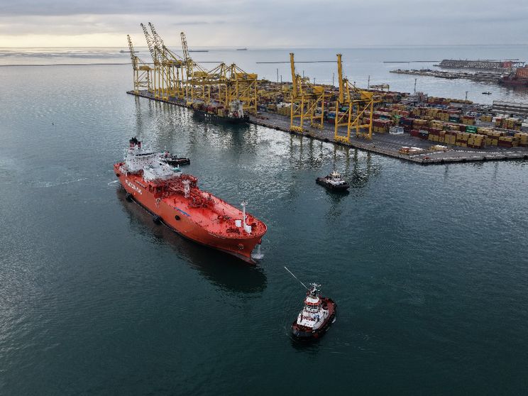 Il primo rifornimento di gas liquido per una nave in Italia