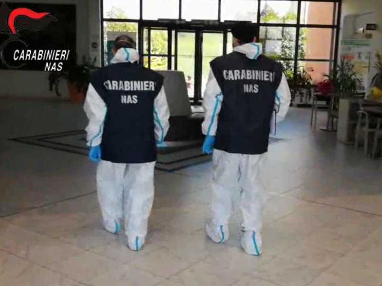 Medico circoncide abusivamente 40 bimbi, arrestato