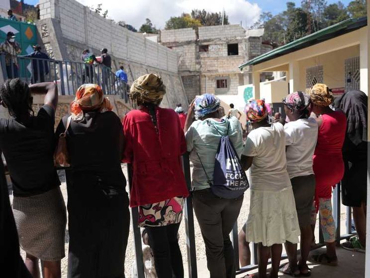 Un gruppo di haitiane voltato si spalle nel centro di Medici senza frontiere di Port-au-Prince/ Marx Stanley Léveillé/MSF