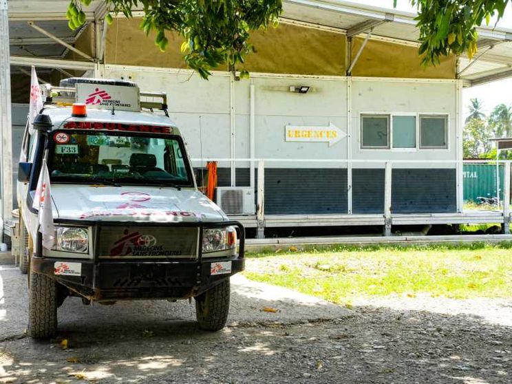 Un fuoristrada di Msf davanti alla clinica a Port-au-Prince