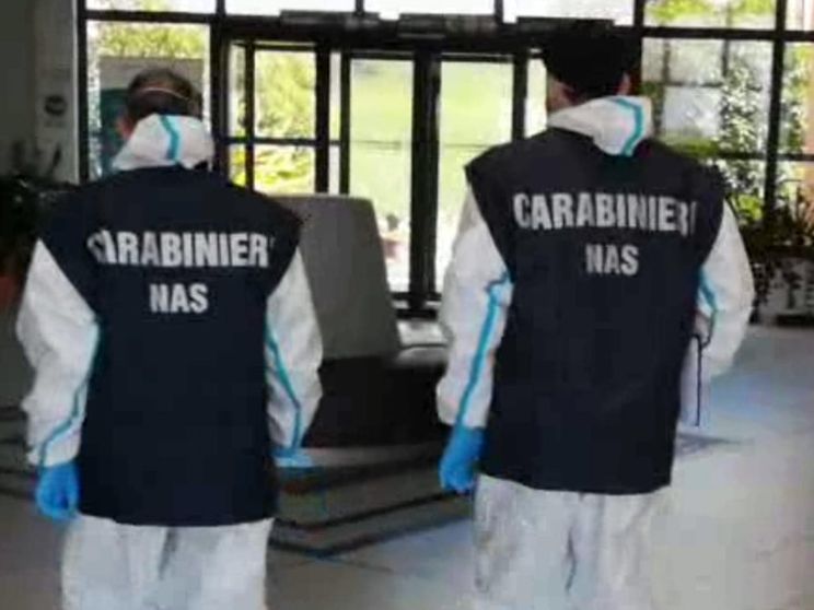 Medico circoncide abusivamente 40 bimbi, arrestato