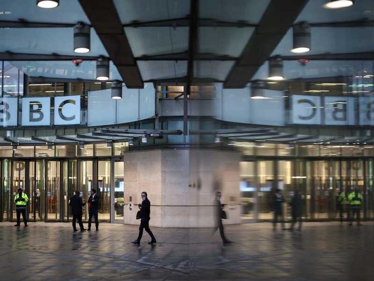 Cos'è successo coi vertici della Bbc e il video manipolato di Trump