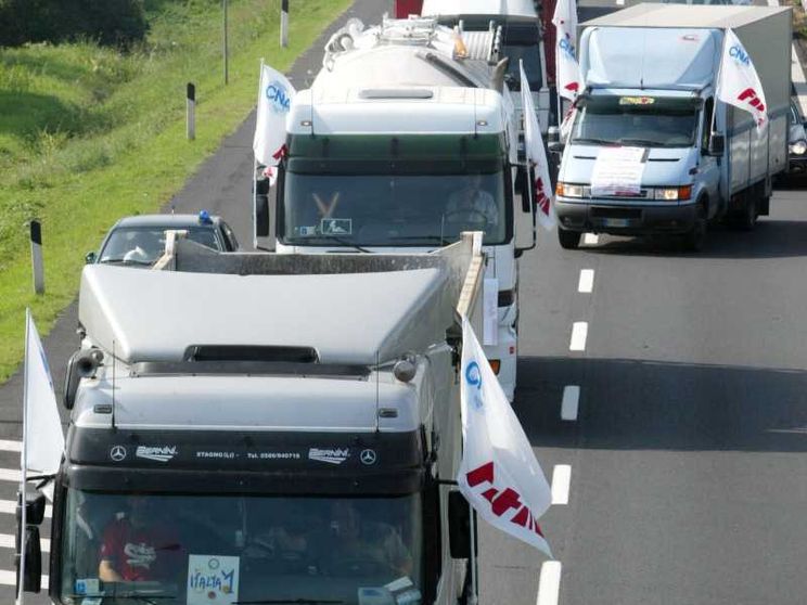 Divieto di sorpasso sulla A1, perché i camionisti minacciano lo stop