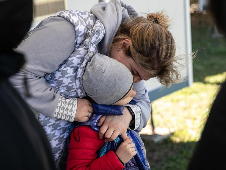 Una mamma col suo bambino in una casa famiglia / Ansa