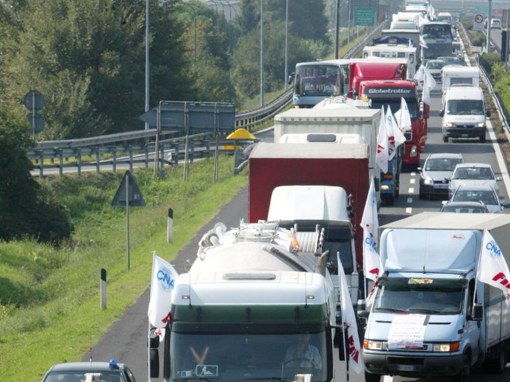 Divieto di sorpasso sulla A1, perché i camionisti minacciano lo stop