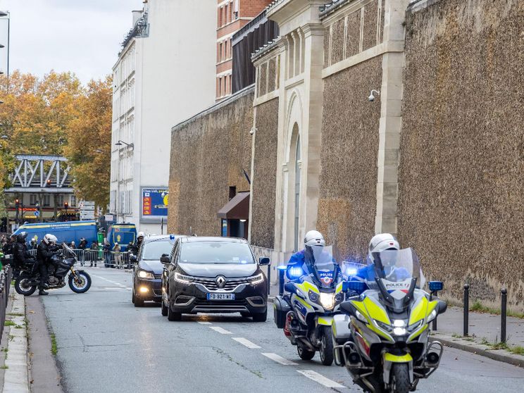 L'ex presidente francese Sarkozy fuori dal carcere