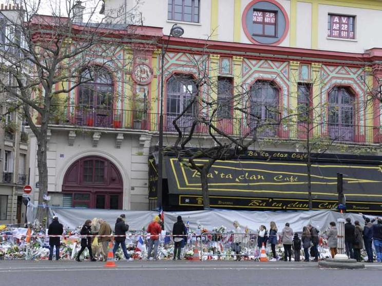 L'omaggio, dieci anni fa, dei cittadini di Parigi alle vittime del Bataclan. Giovedì alle 14 si terrà una commemorazione davanti al locale / Ansa