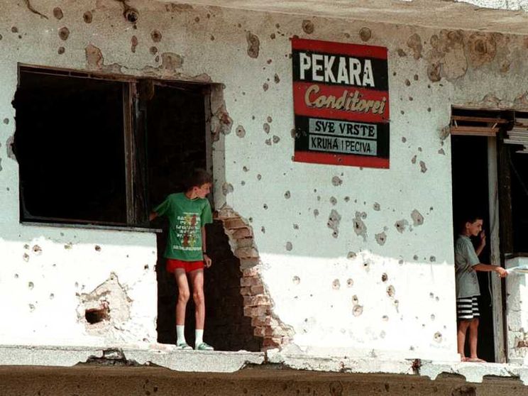 «Sparavano a bimbi e ragazze»: il racconto choc sui “turisti cecchini” a Sarajevo