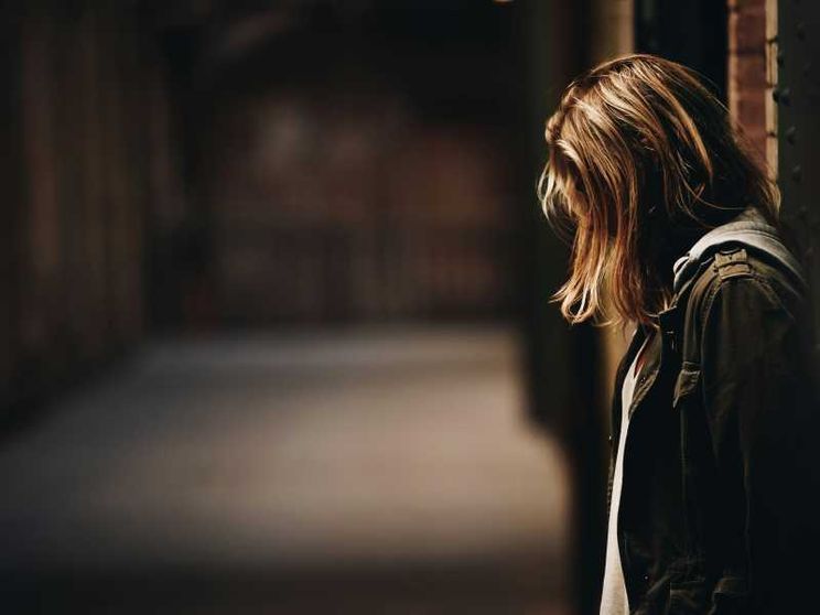 Gli effetti collaterali della violenza sulle donne: povertà e meno cure