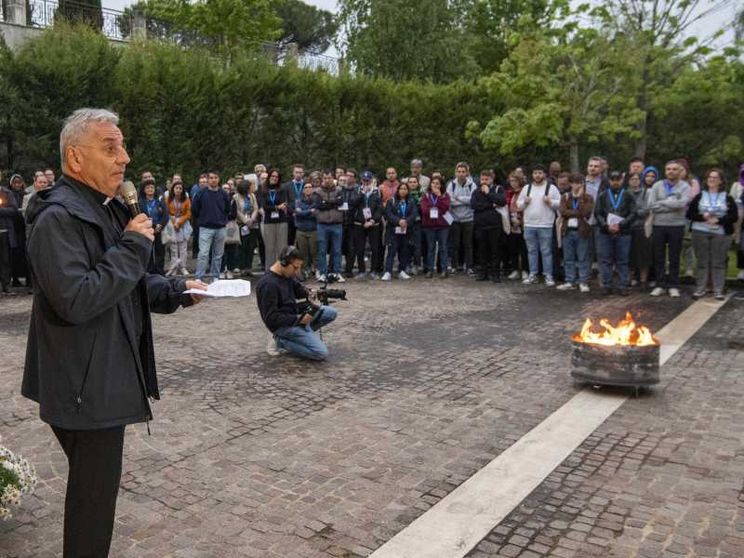 Don Giuliano Savina durante la preghiera intereligiosa del Convegno Nazionale di Pastorale Giovanile