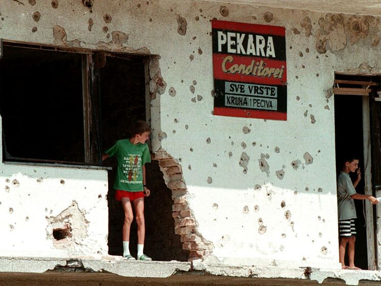 «Sparavano a bimbi e ragazze»: il racconto choc sui “turisti cecchini” a Sarajevo