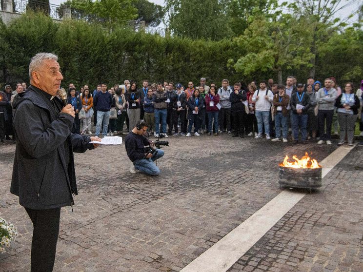 Don Giuliano Savina durante la preghiera intereligiosa del Convegno Nazionale di Pastorale Giovanile
