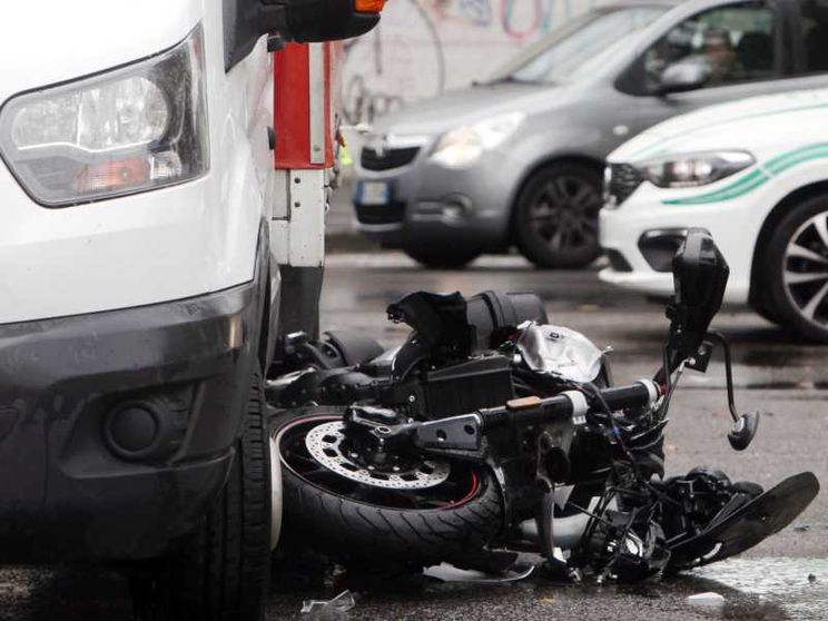 Incidenti e paradossi: guidiamo auto nuove su strade obsolete