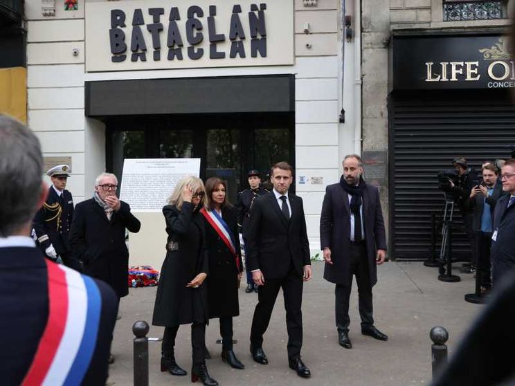 Macron e la moglie Brigitte davanti al Bataclan