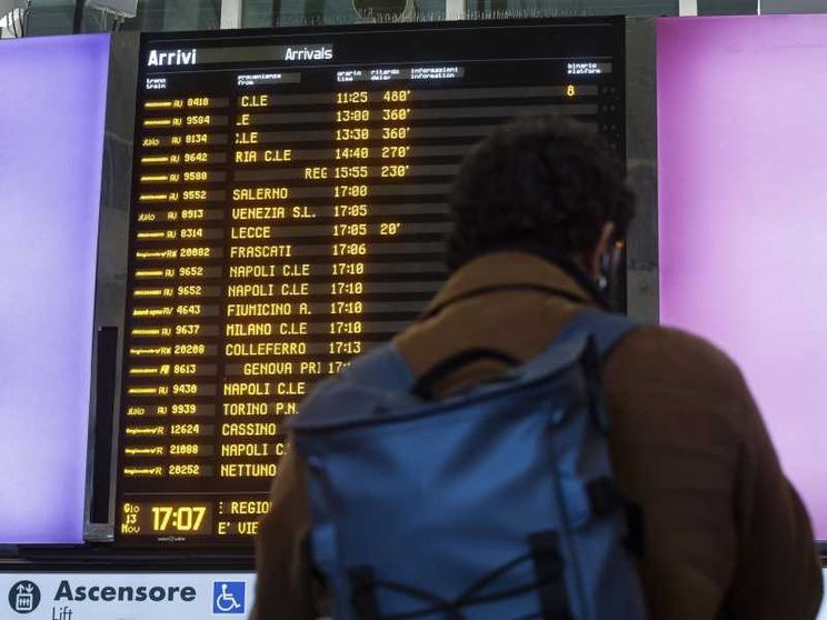 Passeggeri alla stazione Termini in attesa per l'interruzione della linea ferroviaria a causa di un investimento avvenuto in Calabria. Ansa/Angelo Carconi