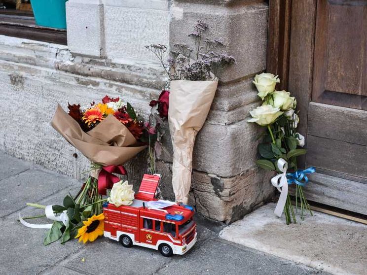 Fiori e giocattoli sul luogo dove è stato ucciso il bambino di Muggia