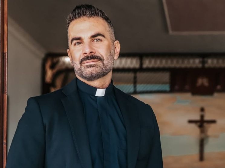 Cosa ha detto il prete-social don Cosimo Schena in Parlamento