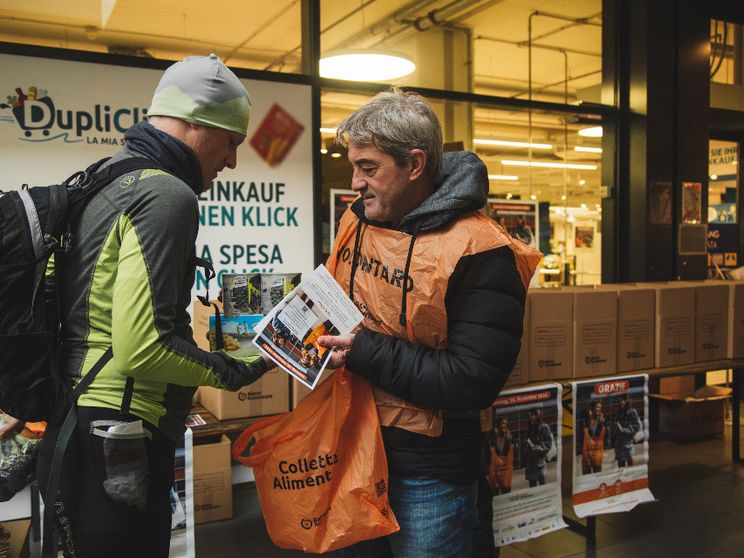 Un volontario alla Colletta Alimentare dell'anno scorso