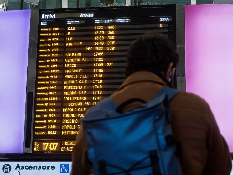 Passeggeri alla stazione Termini in attesa per l'interruzione della linea ferroviaria a causa di un investimento avvenuto in Calabria. Ansa/Angelo Carconi