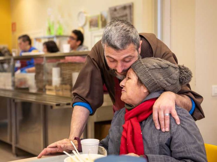 Una mattina alla mensa dei frati: «Pane e abbracci per tutti»
