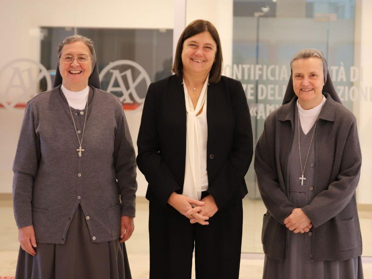 da sinistra, madre Chiara Cazzuola, gran cancelliere della Facoltà Auxilium, la prof.ssa Elena Beccalli, rettrice dell'Università Cattolica del Sacro Cuore, la prof.ssa Piera Ruffinatto, preside della Facoltà Auxilium