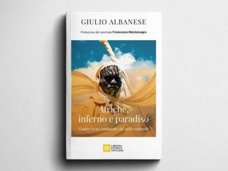 Il primo piano di un uomo africano in abiti tribali da cerimonia, con un ampio mantello giallo. Sopra, il titolo: "Afriche, inferno e paradiso"