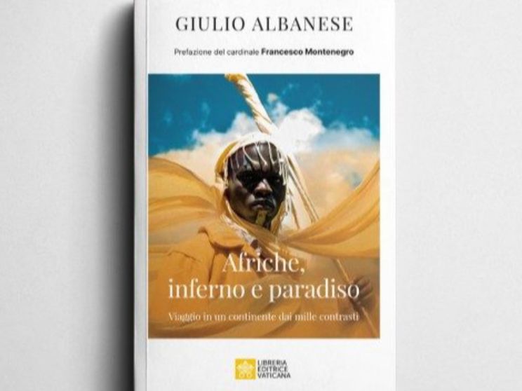 Il primo piano di un uomo africano in abiti tribali da cerimonia, con un ampio mantello giallo. Sopra, il titolo: "Afriche, inferno e paradiso"
