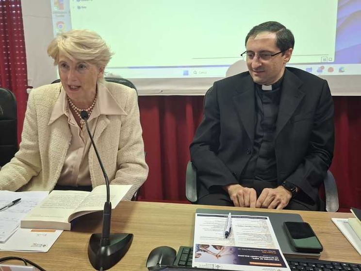 L'autrice del volume Renata Salvarini e padre Enrico Trono LC. Foto di Università europea di Roma