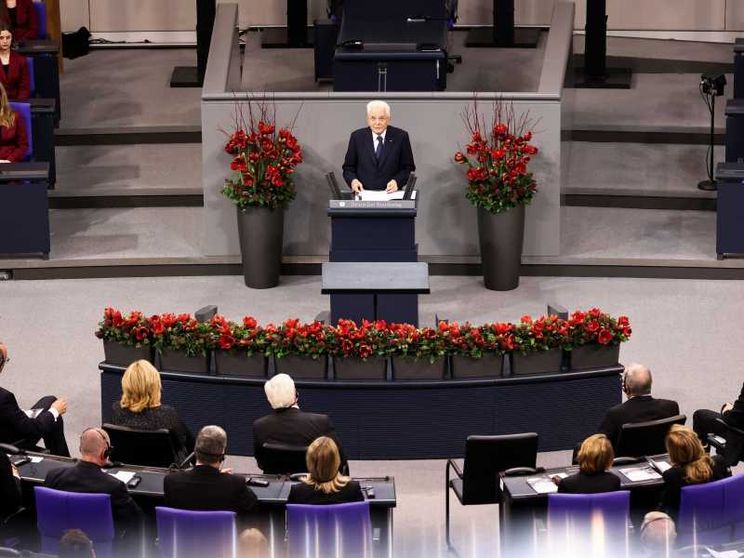 Il presidente Sergio Mattarella durante il suo discorso al Bundestag durante la cerimonia del Giorno del Ricordo per la fine della seconda guerra mondiale. REUTERS/Nadja Wohlleben