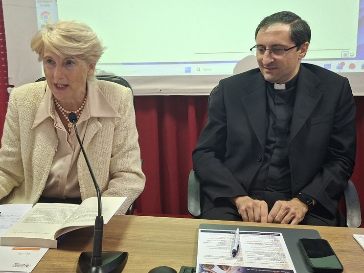 L'autrice del volume Renata Salvarini e padre Enrico Trono LC. Foto di Università europea di Roma