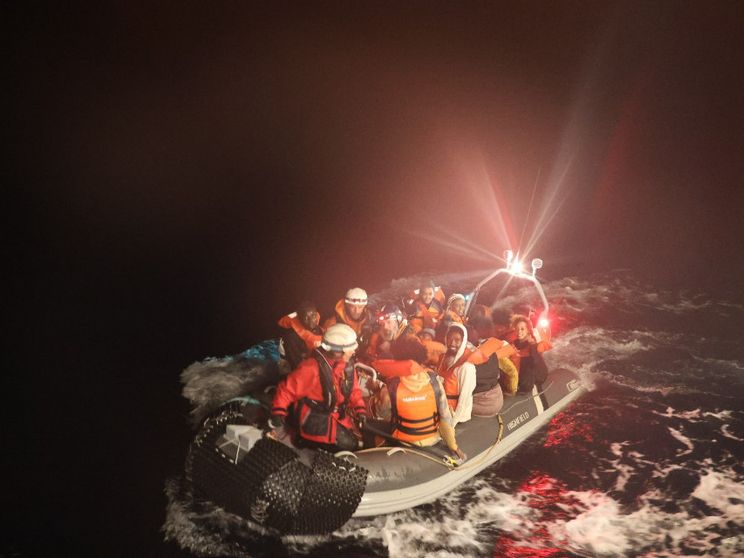 La nave di Medici senza frontiere soccorre 27 migranti