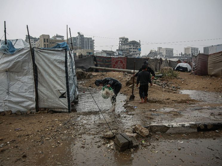 Le tende degli accampamenti sorti un po’ ovunque a Gaza City e nella zona di Khan Yunis nel sud della Striscia allagati dopo le piogge torrenziali di questi giorni
