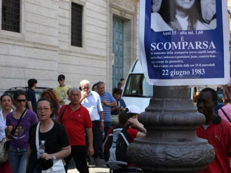 Uno dei manifesti, gli stessi di tanti anni fa, affisso nei pressi del Vaticano per ricordare la scomparsa di Emanuela Orlandi / ANSA