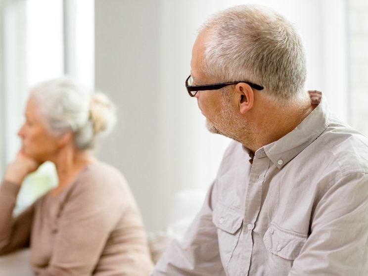 Una coppia di over 60 dopo un litigio