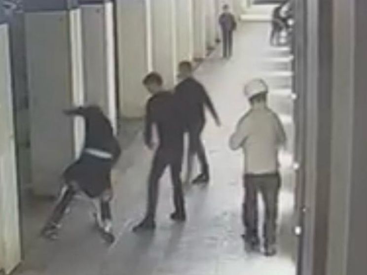 Dopo l'aggressione allo studente, le frasi choc della gang sui social