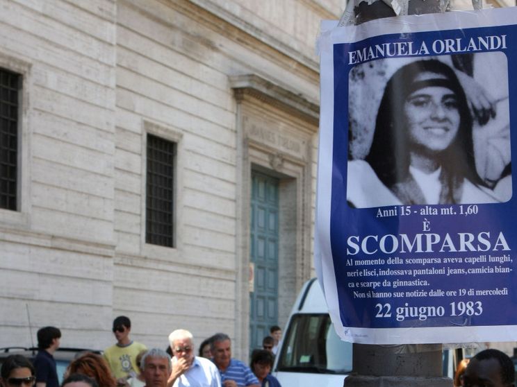 Uno dei manifesti, gli stessi di tanti anni fa, affisso nei pressi del Vaticano per ricordare la scomparsa di Emanuela Orlandi / ANSA