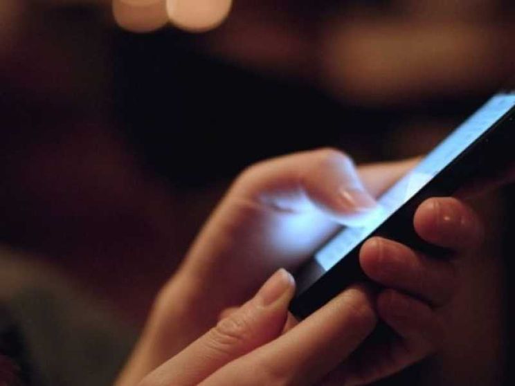 Le mani di una donna che tengono uno smartphone