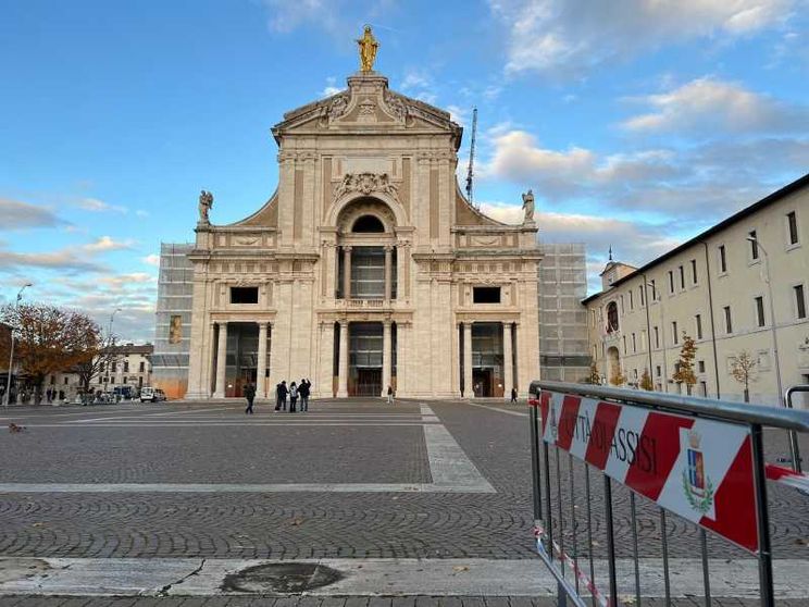 Il Papa ad Assisi con i vescovi italiani. La preghiera alla tomba di san Francesco