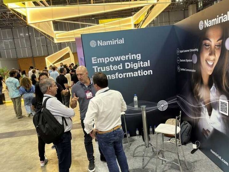 Alcune persone di fronte a uno stand di Namirial, l'ultimo dei nuovi unicorni sorti in Italia