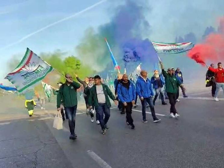 Ex Ilva, anche a Taranto fabbrica occupata e sciopero
