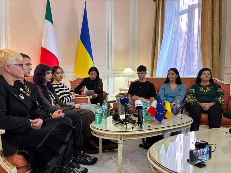 I ragazzi della delegazione di “Bring kids back” durante l’incontro di ieri con la stampa all’ambasciata ucraina in Italia. A sinistra Liudmyla Siryk e Sashko Radchuk