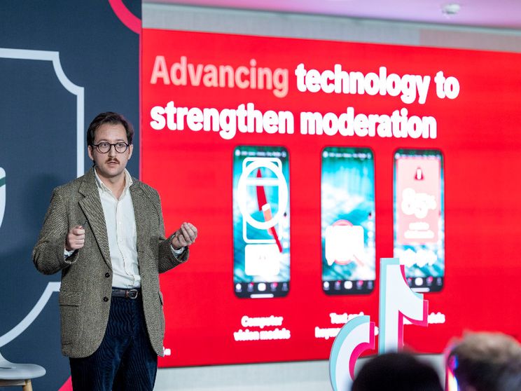 Violenza e odio online? Adesso TikTok chiede aiuto all'IA