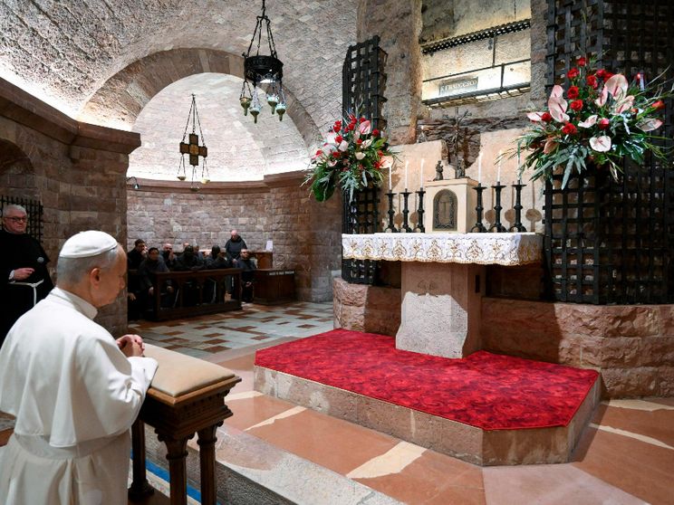 La preghiera ad Assisi, l'incontro con le monache: la giornata umbra del Papa