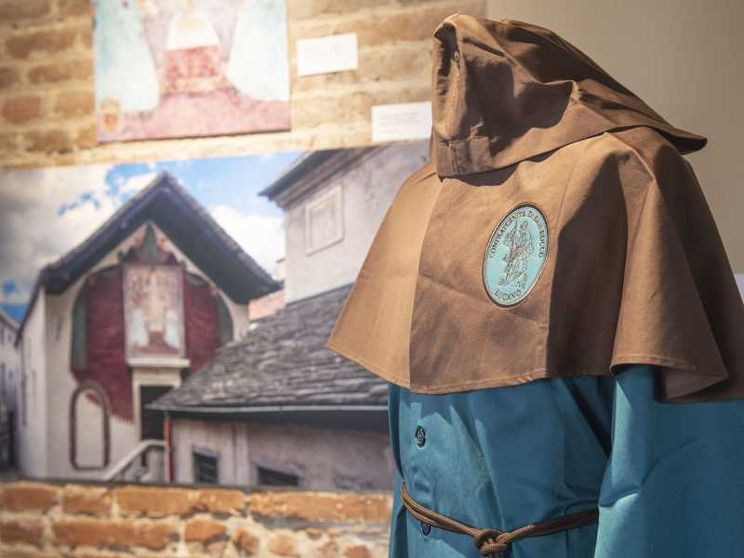 L’abito di una confraternita esposto nella mostra “Habitus Fidei”, che si offre al visitatore come un itinerario fra arte, storia e fede cristiana