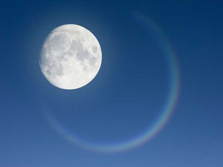 Sì, è proprio vero: la letteratura è inutile. Come la Luna