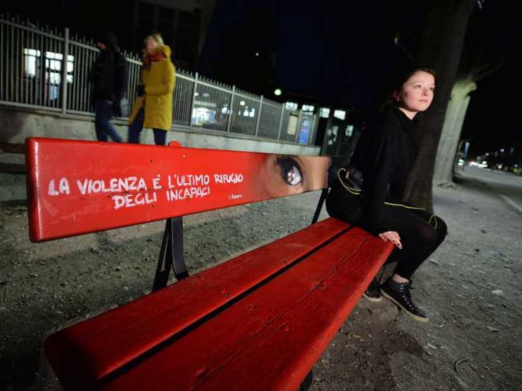 Una delle panchine rosse sparse nelle nostre città